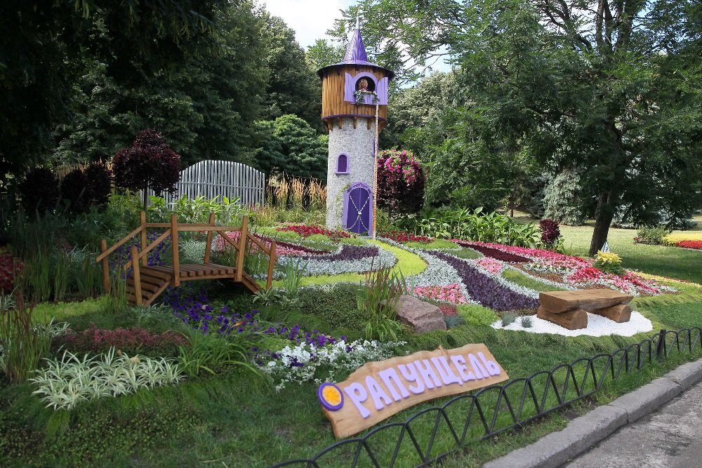 На Певческом поле в Киеве открыли выставку цветов «Мульт-ленд»: с какими сказочными героями можно сделать фото 1