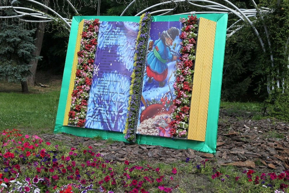 На Певческом поле в Киеве открыли выставку цветов «Мульт-ленд»: с какими сказочными героями можно сделать фото 8