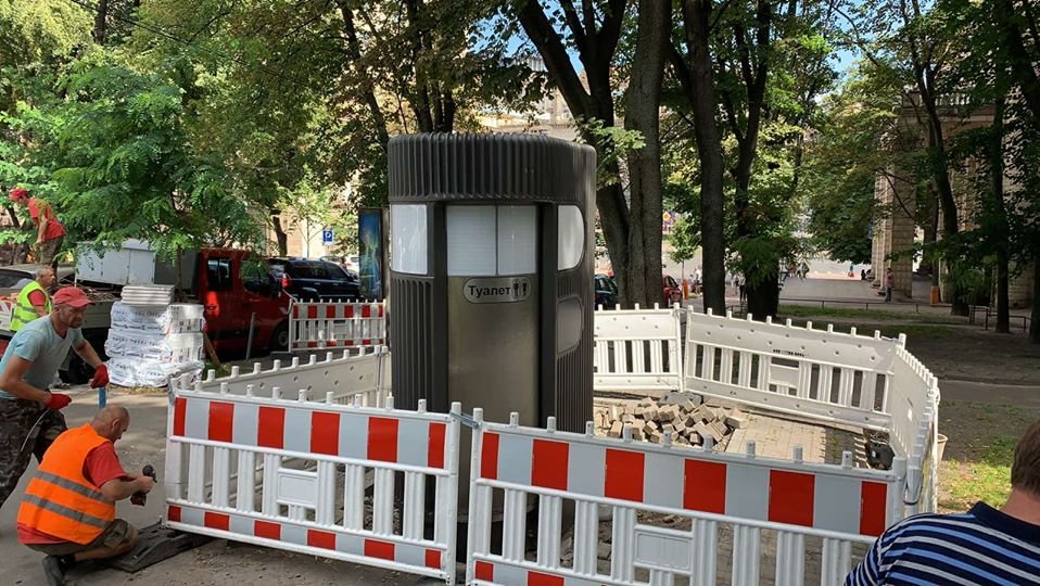 В центре Киева появились новые автоматизированные туалеты: где и сколько стоит 1