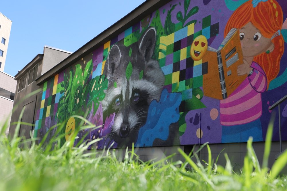 В Киеве на стене больницы "Охматдет" появился умный енот: что значит новый мурал 1