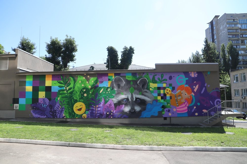 В Киеве на стене больницы "Охматдет" появился умный енот: что значит новый мурал 3
