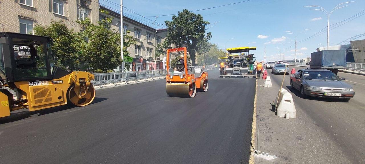 В Киеве начали асфальтировать Шулявский мост: движение частично перекрыто 1