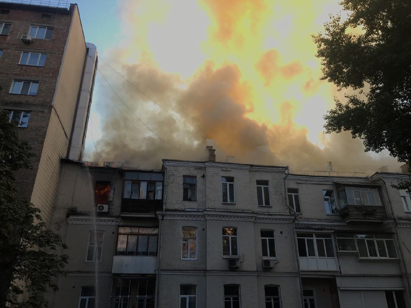 В Киеве на Большой Васильковской горит квартира: пламя распространилось на крышу 1