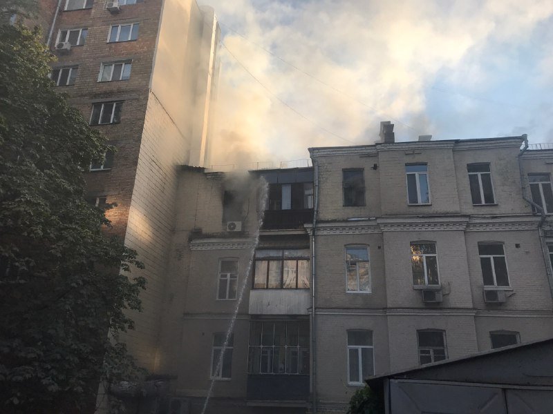 В Киеве на Большой Васильковской горит квартира: пламя распространилось на крышу 3