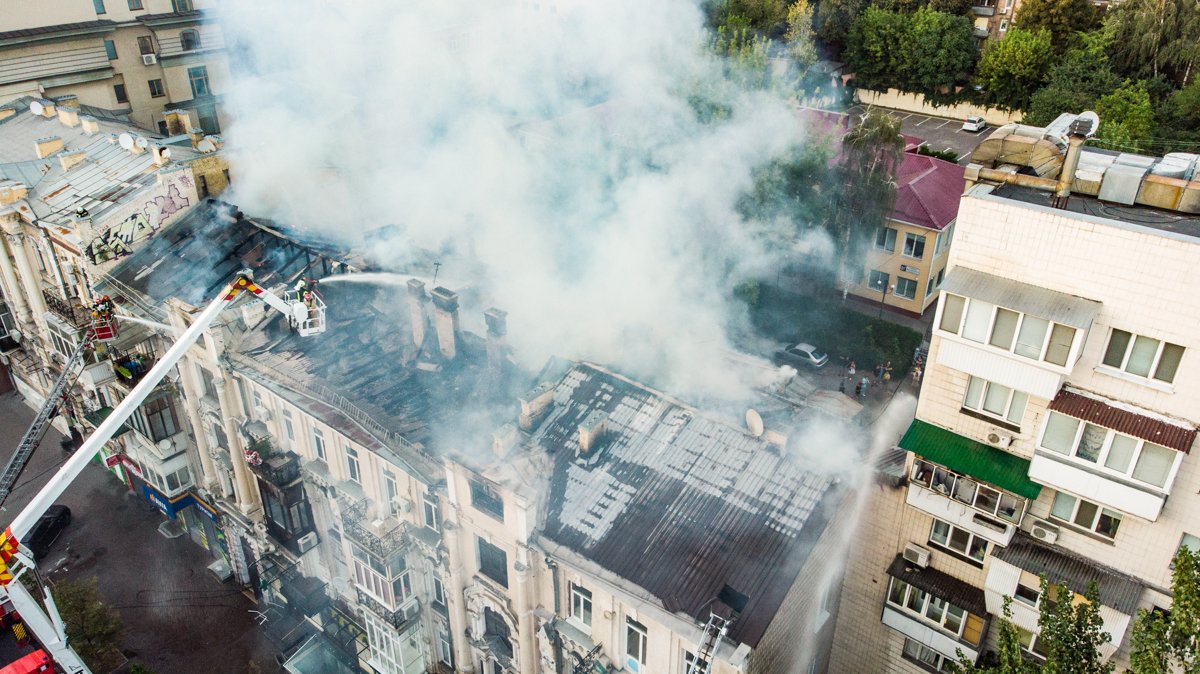 Уникальные кадры с высоты масштабного пожара на крыше дома в центре Киева 1