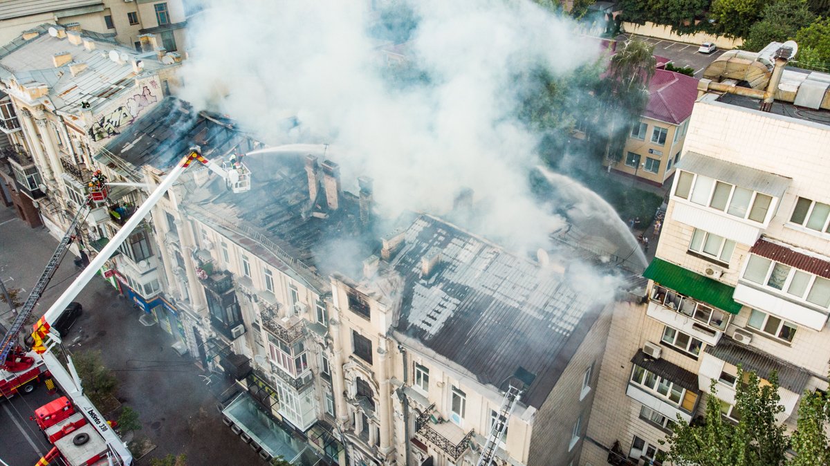 Уникальные кадры с высоты масштабного пожара на крыше дома в центре Киева 2