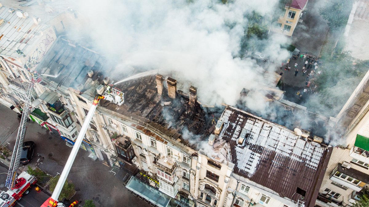 Уникальные кадры с высоты масштабного пожара на крыше дома в центре Киева 4