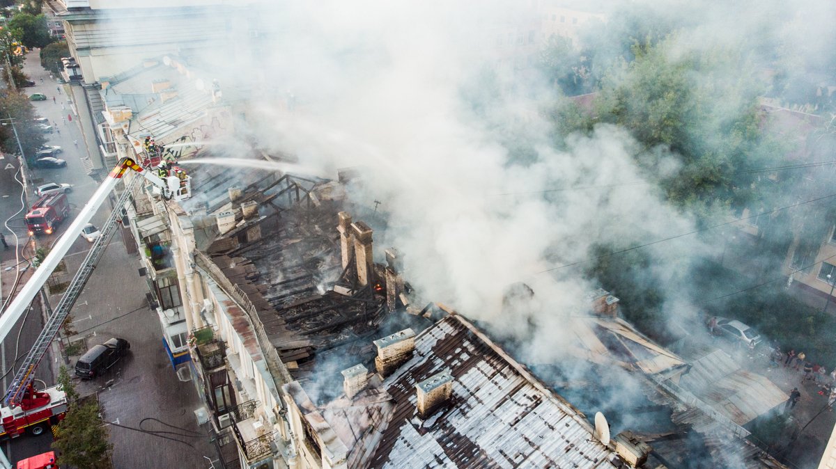 Уникальные кадры с высоты масштабного пожара на крыше дома в центре Киева 5