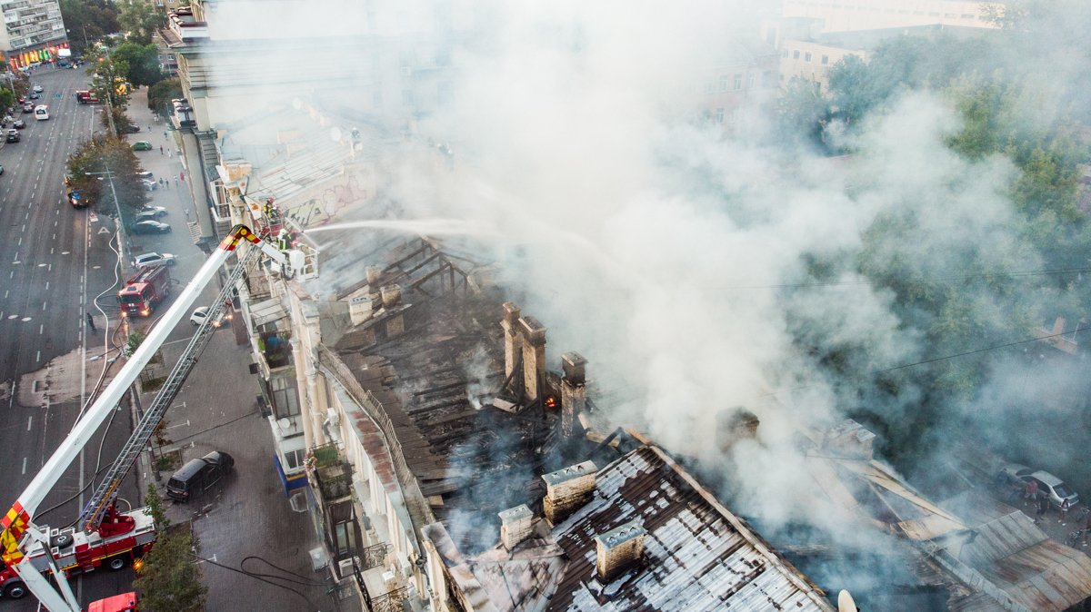 Уникальные кадры с высоты масштабного пожара на крыше дома в центре Киева 6