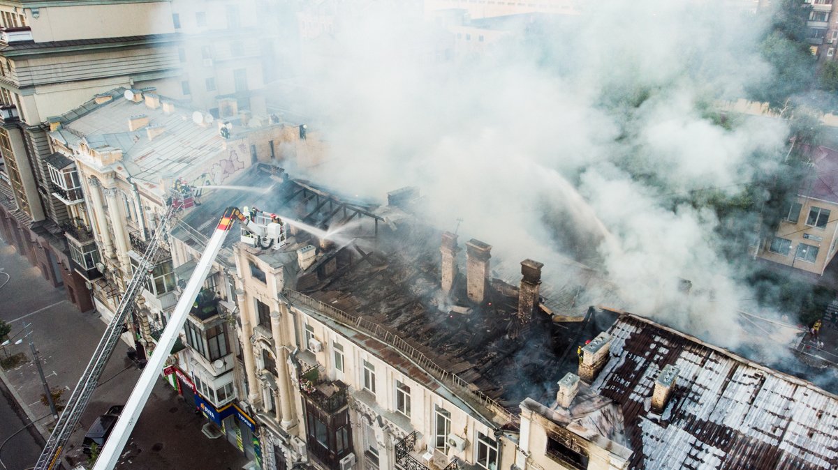 Уникальные кадры с высоты масштабного пожара на крыше дома в центре Киева 7