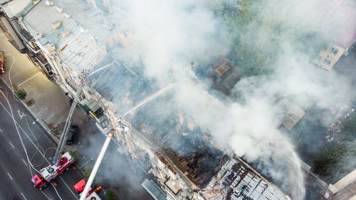 Уникальные кадры с высоты масштабного пожара на крыше дома в центре Киева 8