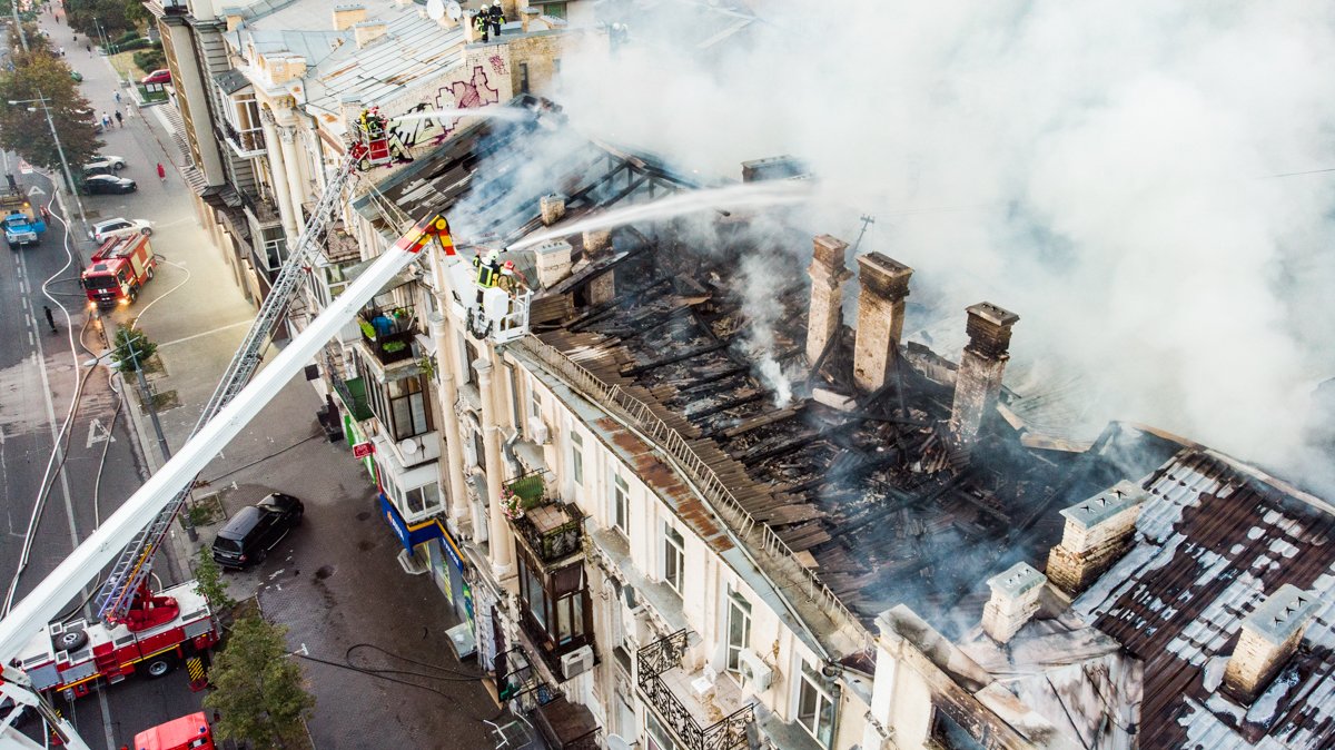 Уникальные кадры с высоты масштабного пожара на крыше дома в центре Киева 9