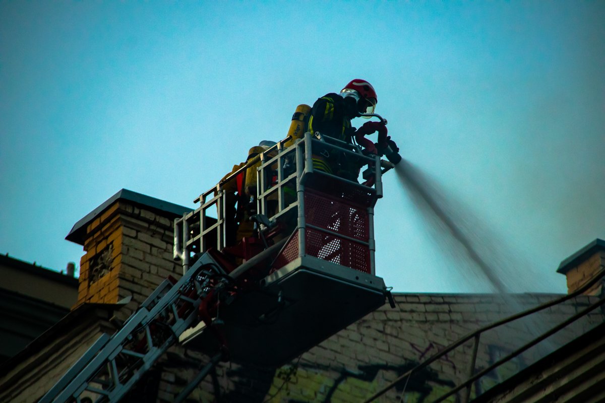 Уникальные кадры с высоты масштабного пожара на крыше дома в центре Киева 10