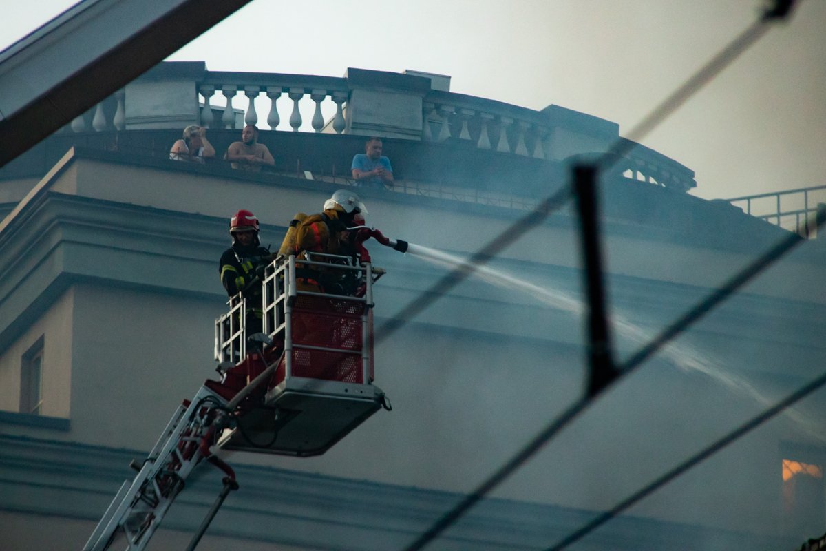 Уникальные кадры с высоты масштабного пожара на крыше дома в центре Киева 11
