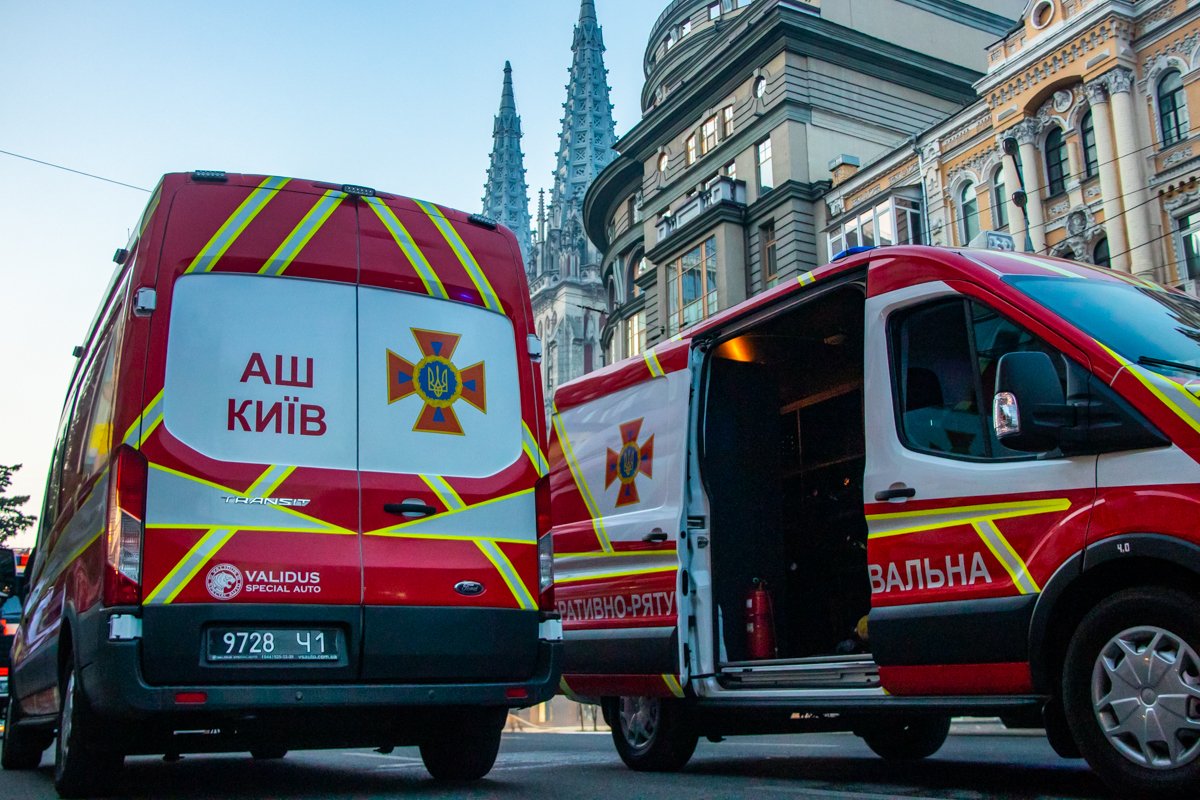 Уникальные кадры с высоты масштабного пожара на крыше дома в центре Киева 12