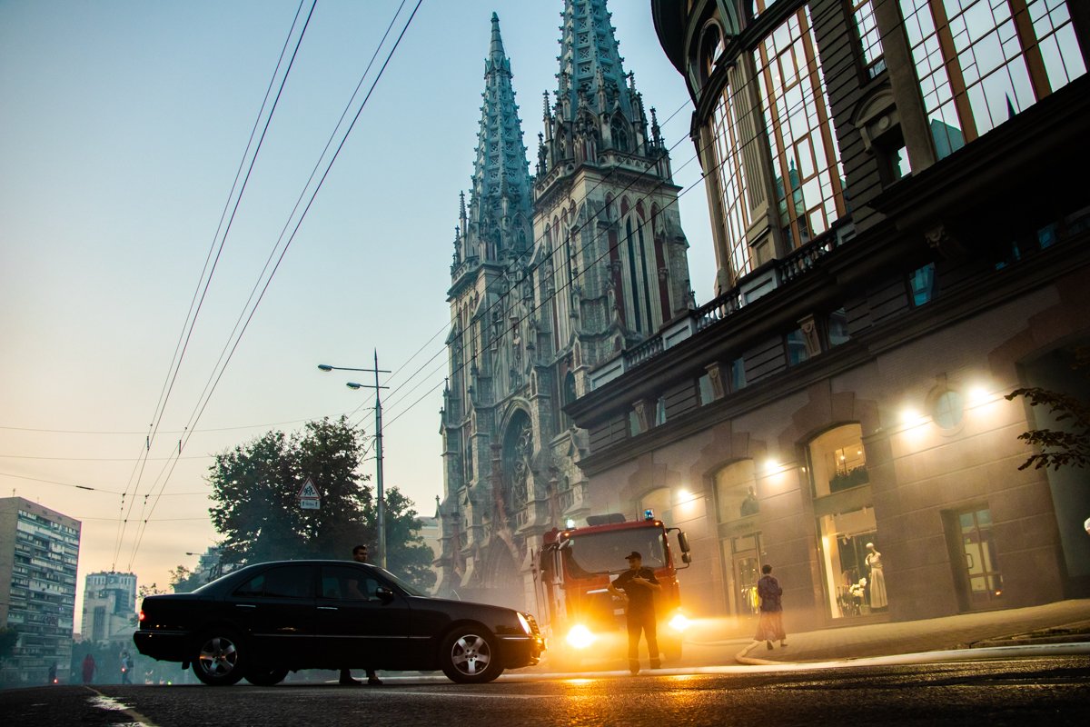Уникальные кадры с высоты масштабного пожара на крыше дома в центре Киева 13