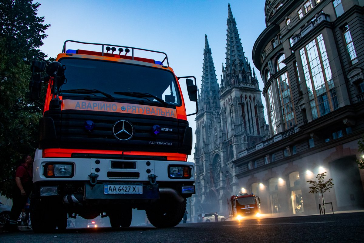 Уникальные кадры с высоты масштабного пожара на крыше дома в центре Киева 14