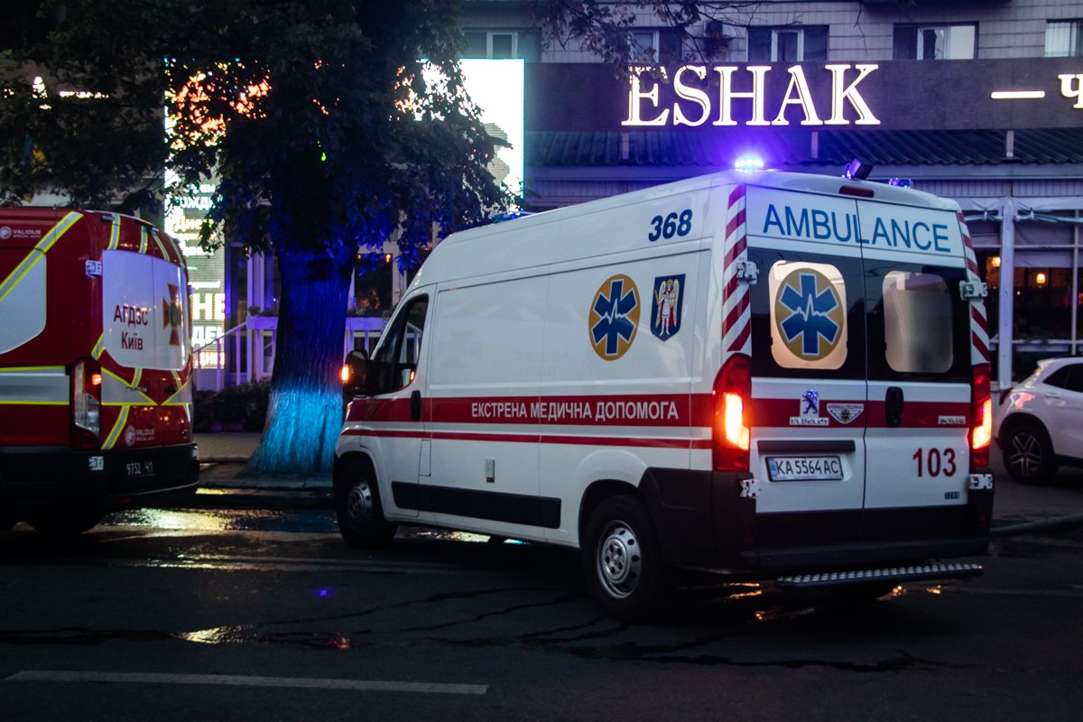 Уникальные кадры с высоты масштабного пожара на крыше дома в центре Киева 15