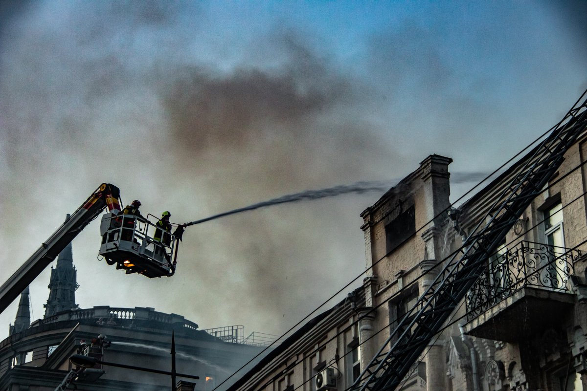 Уникальные кадры с высоты масштабного пожара на крыше дома в центре Киева 16