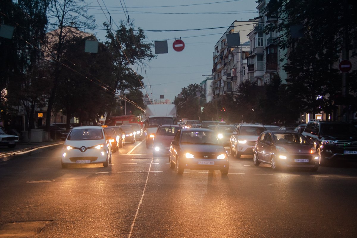 Уникальные кадры с высоты масштабного пожара на крыше дома в центре Киева 17
