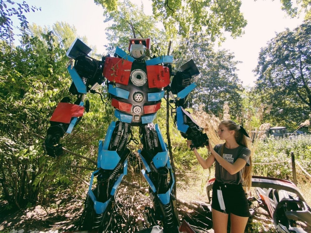 В Киеве на ВДНГ начал работать большой роботопарк 1