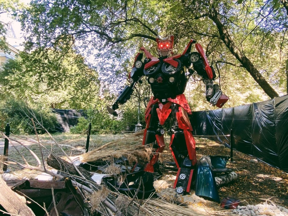 В Киеве на ВДНГ начал работать большой роботопарк 7