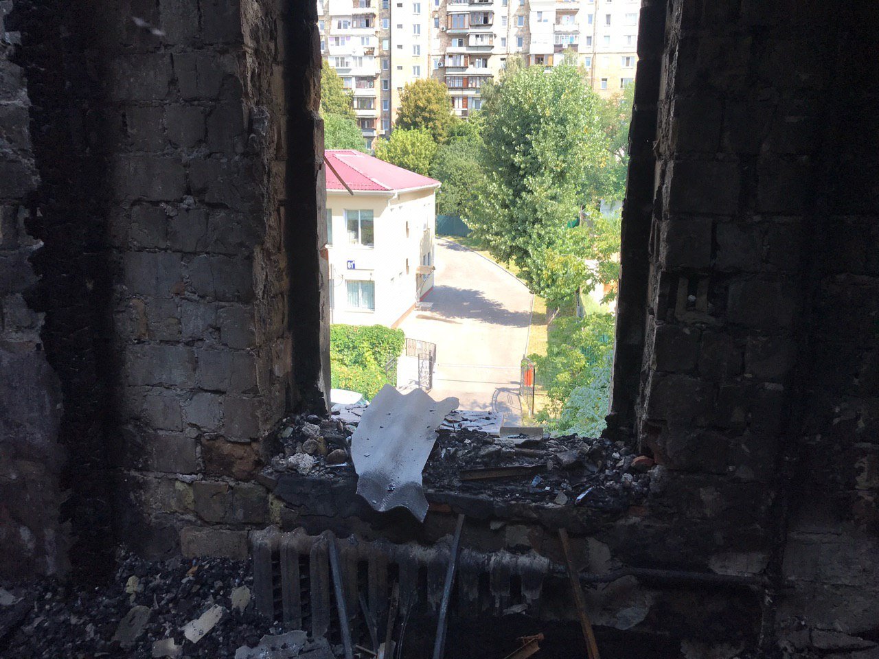 Как сейчас выглядит сгоревший дом на Большой Васильковской в Киеве: видео с крыши 4