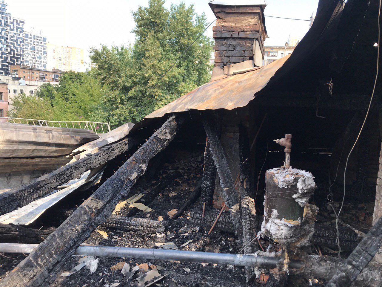 Как сейчас выглядит сгоревший дом на Большой Васильковской в Киеве: видео с крыши 8