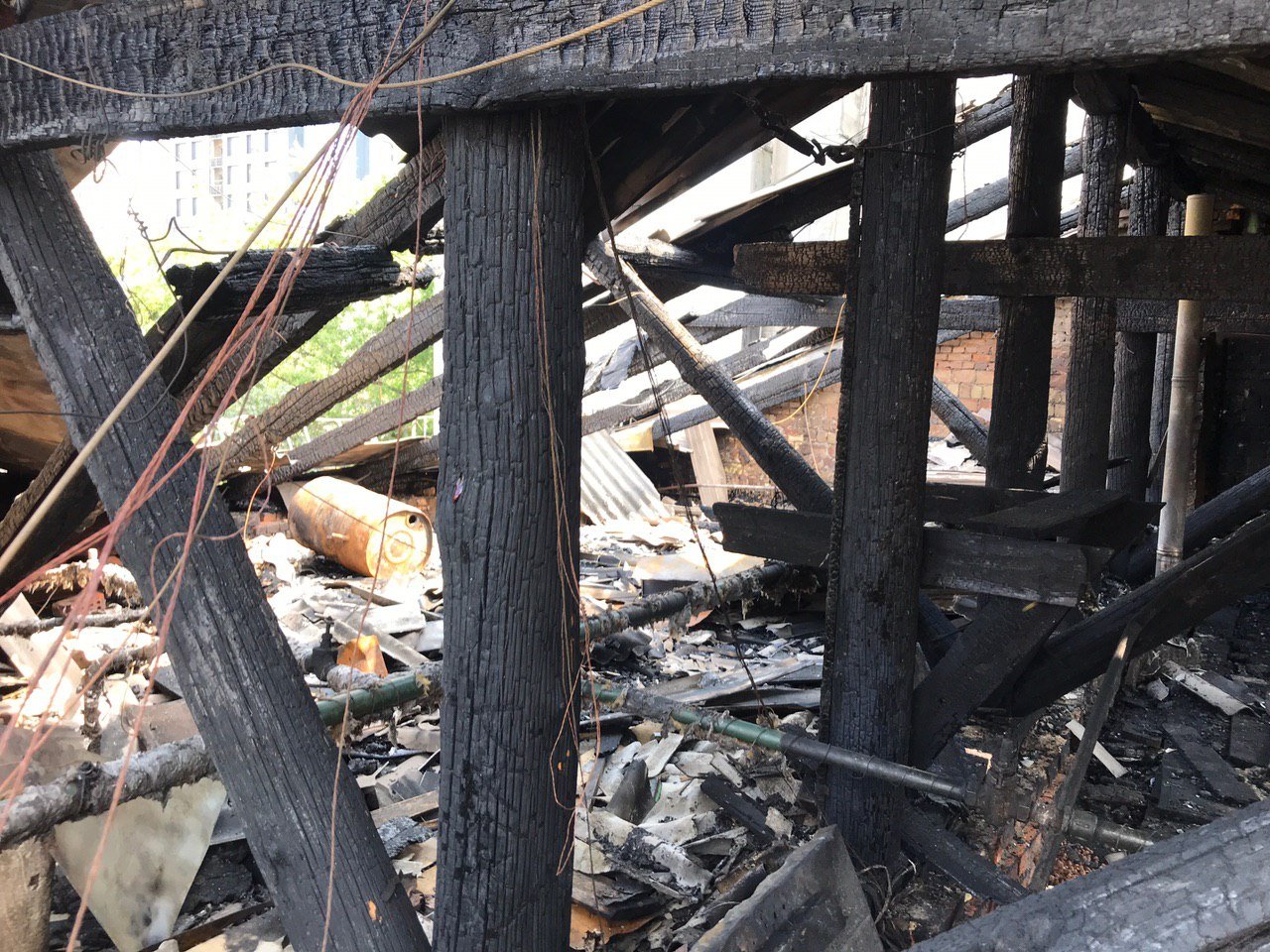 Как сейчас выглядит сгоревший дом на Большой Васильковской в Киеве: видео с крыши 9