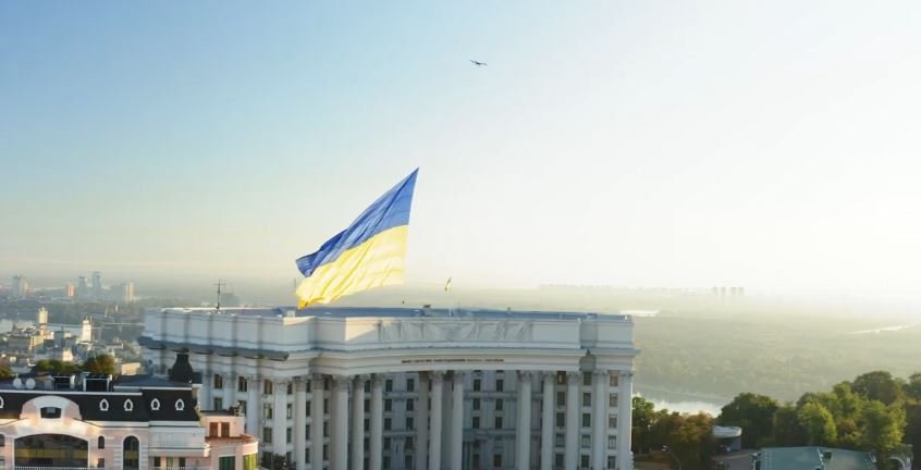 В Киеве по улицам города пролетел гигантский флаг: в Украине установили новый мировой рекорд 1