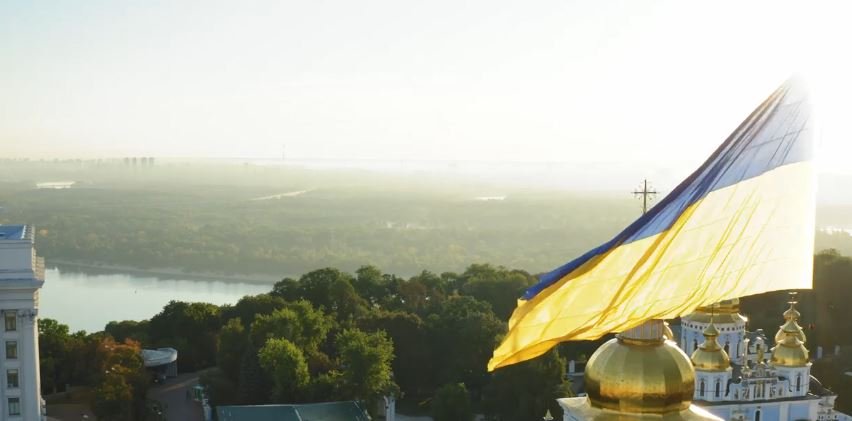В Киеве по улицам города пролетел гигантский флаг: в Украине установили новый мировой рекорд 2