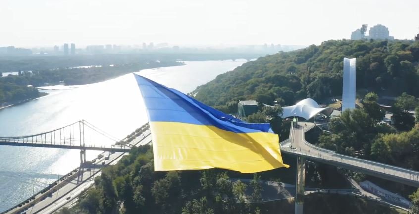 В Киеве по улицам города пролетел гигантский флаг: в Украине установили новый мировой рекорд 3