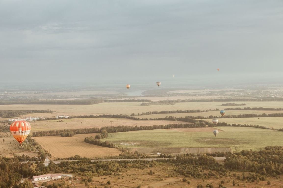 Все локации выбираются для удобства воздухоплавателей, а не зрителей