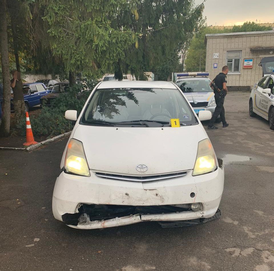 В Киеве на территории военной части пьяный водитель сбил троих курсанток: девушкам ампутировали ноги 1