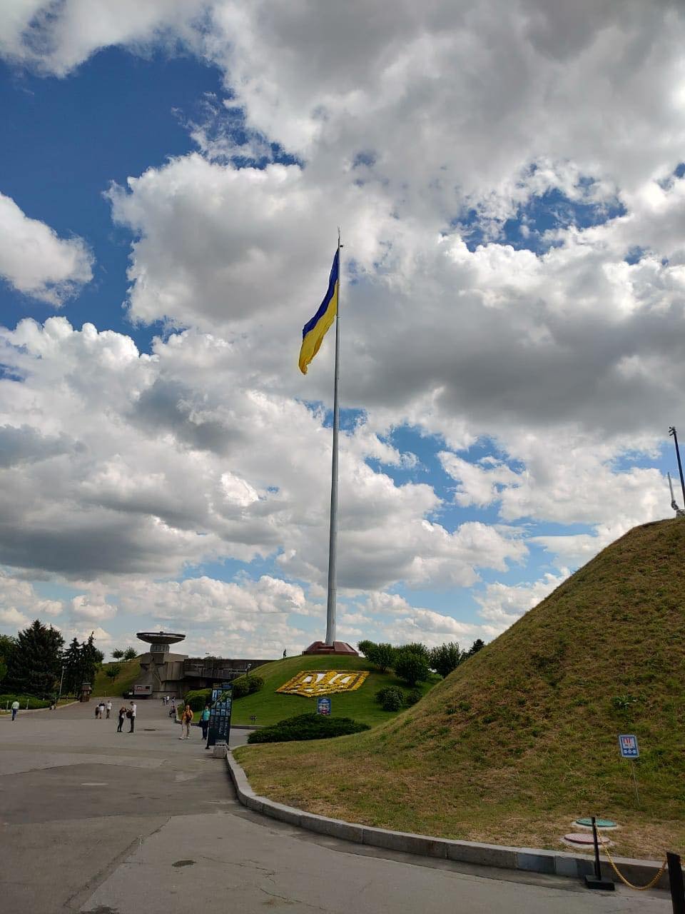 Флаг не заменили на новый, сенсации нет: Кличко объяснил, что случилось на самом высоком флагштоке Украины в Киеве 4