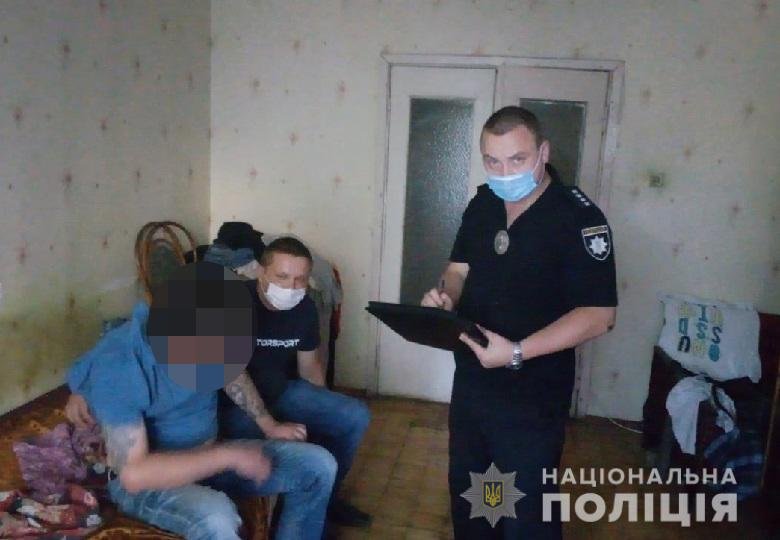 В Киеве будут судить мужчину, который отбирал у своей матери зарплату и пропивал ее 1