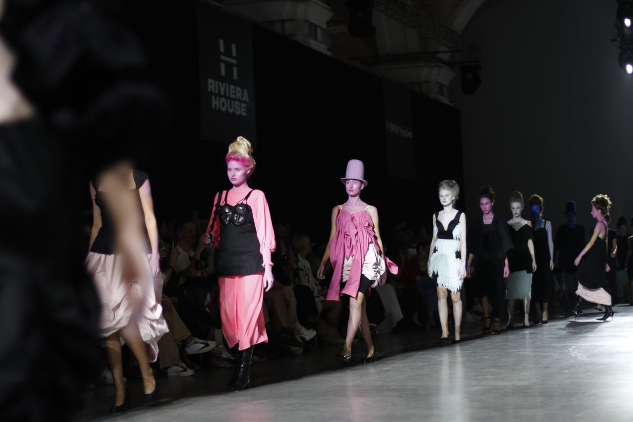 Модели RYBALKO вышли на подиум с синими и розовыми лицами: как прошел второй день Ukrainian Fashion Week 1