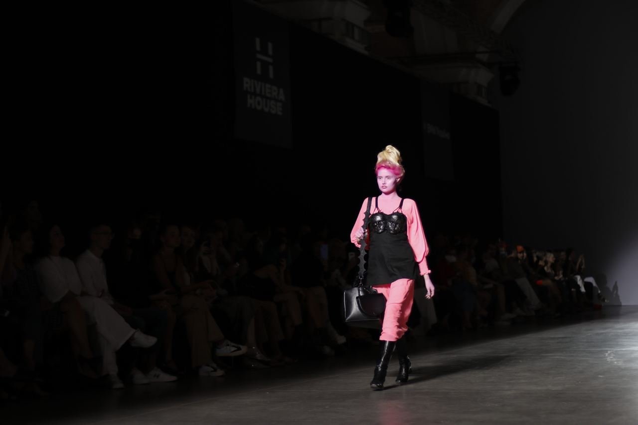 Модели RYBALKO вышли на подиум с синими и розовыми лицами: как прошел второй день Ukrainian Fashion Week 2