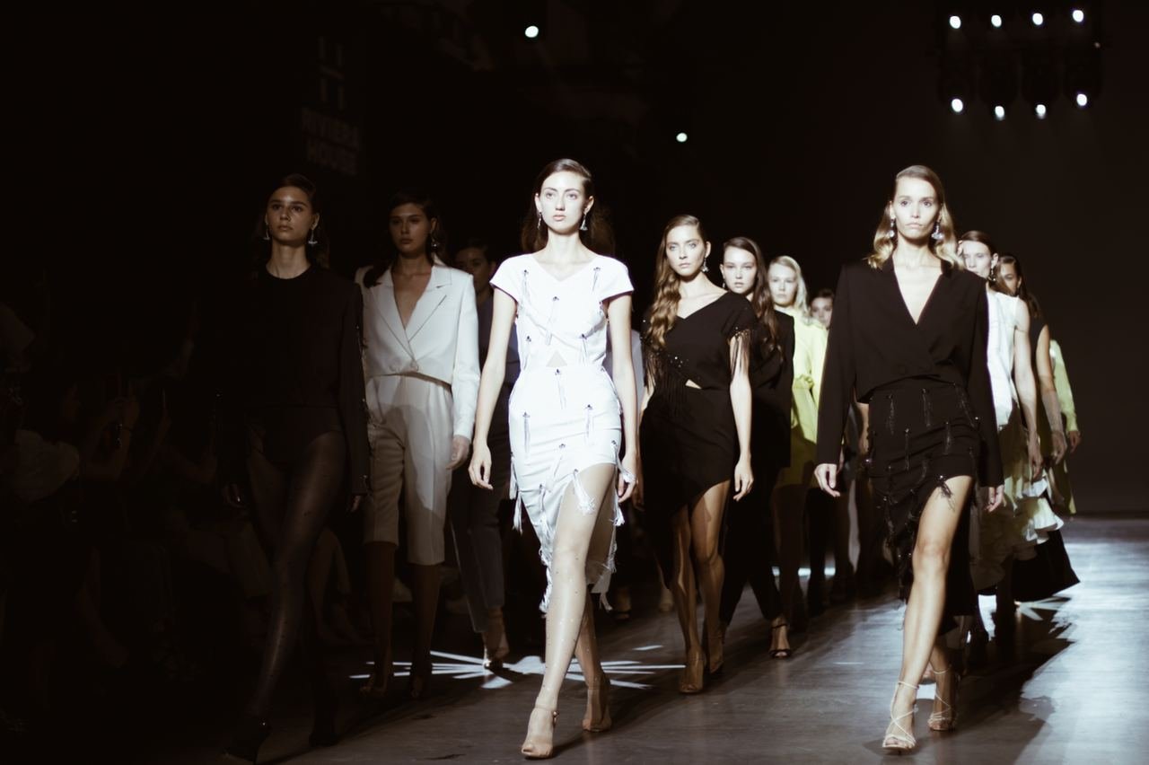 Ukrainian Fashion Week NO SEASON Season: бренд ARUTIUNOVA показал испанскую страсть 11