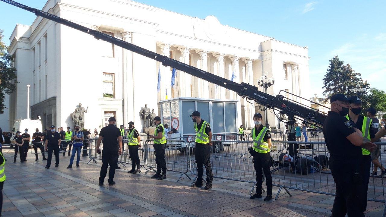 В Киеве под Верховной Радой собрались "евробляхеры": что требуют протестующие 1
