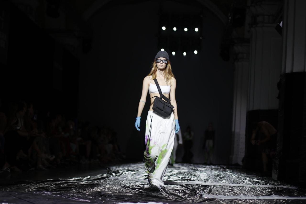 Почему модели Roussin были одеты в мусорные пакеты и как дизайнер создавала свою коллекцию во время показа 4