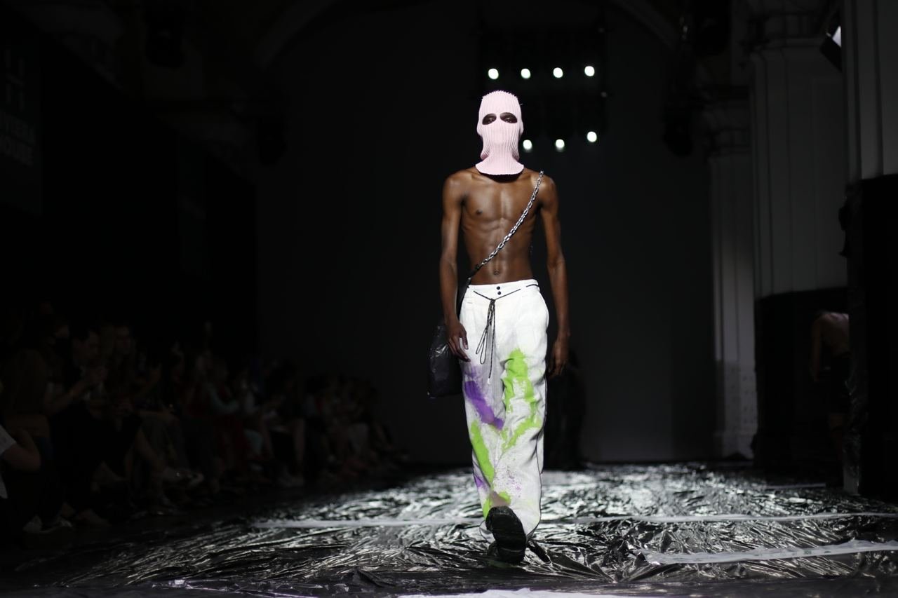 Почему модели Roussin были одеты в мусорные пакеты и как дизайнер создавала свою коллекцию во время показа 5