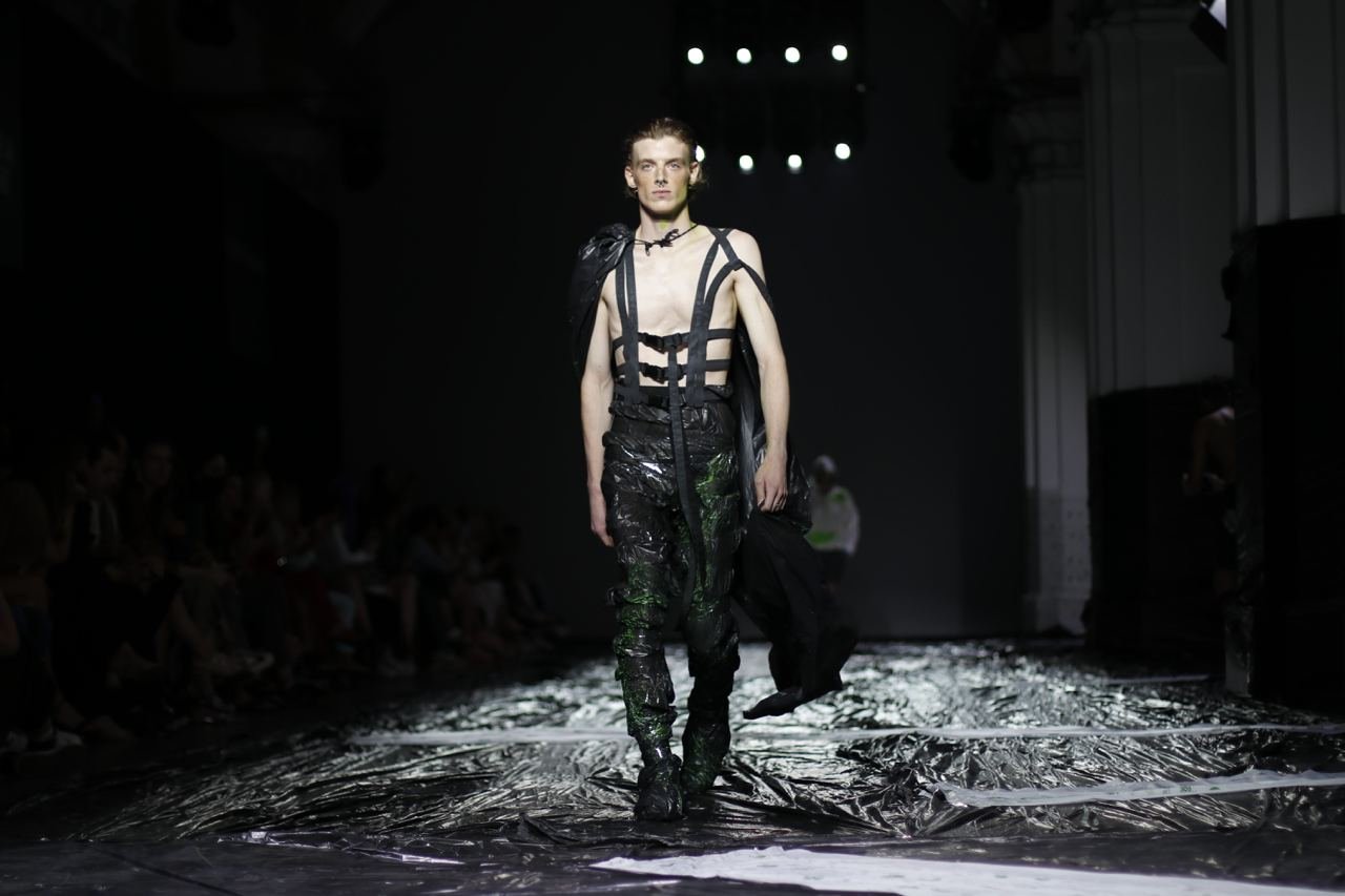 Почему модели Roussin были одеты в мусорные пакеты и как дизайнер создавала свою коллекцию во время показа 6