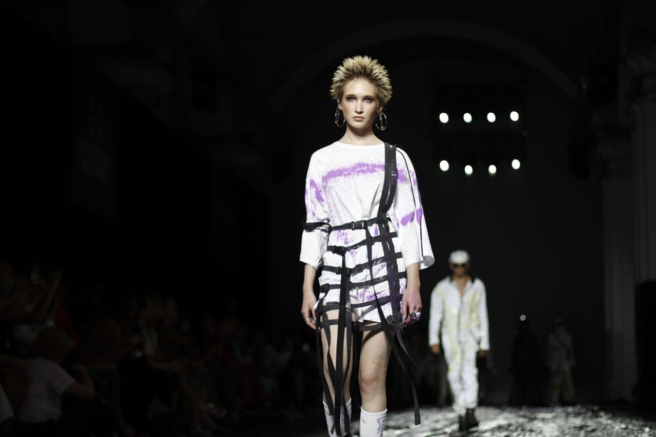 Почему модели Roussin были одеты в мусорные пакеты и как дизайнер создавала свою коллекцию во время показа 7