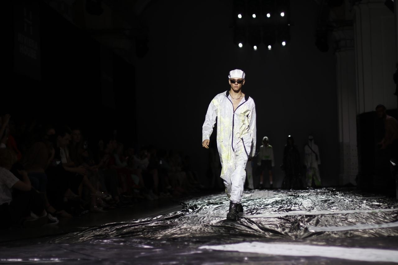 Почему модели Roussin были одеты в мусорные пакеты и как дизайнер создавала свою коллекцию во время показа 8
