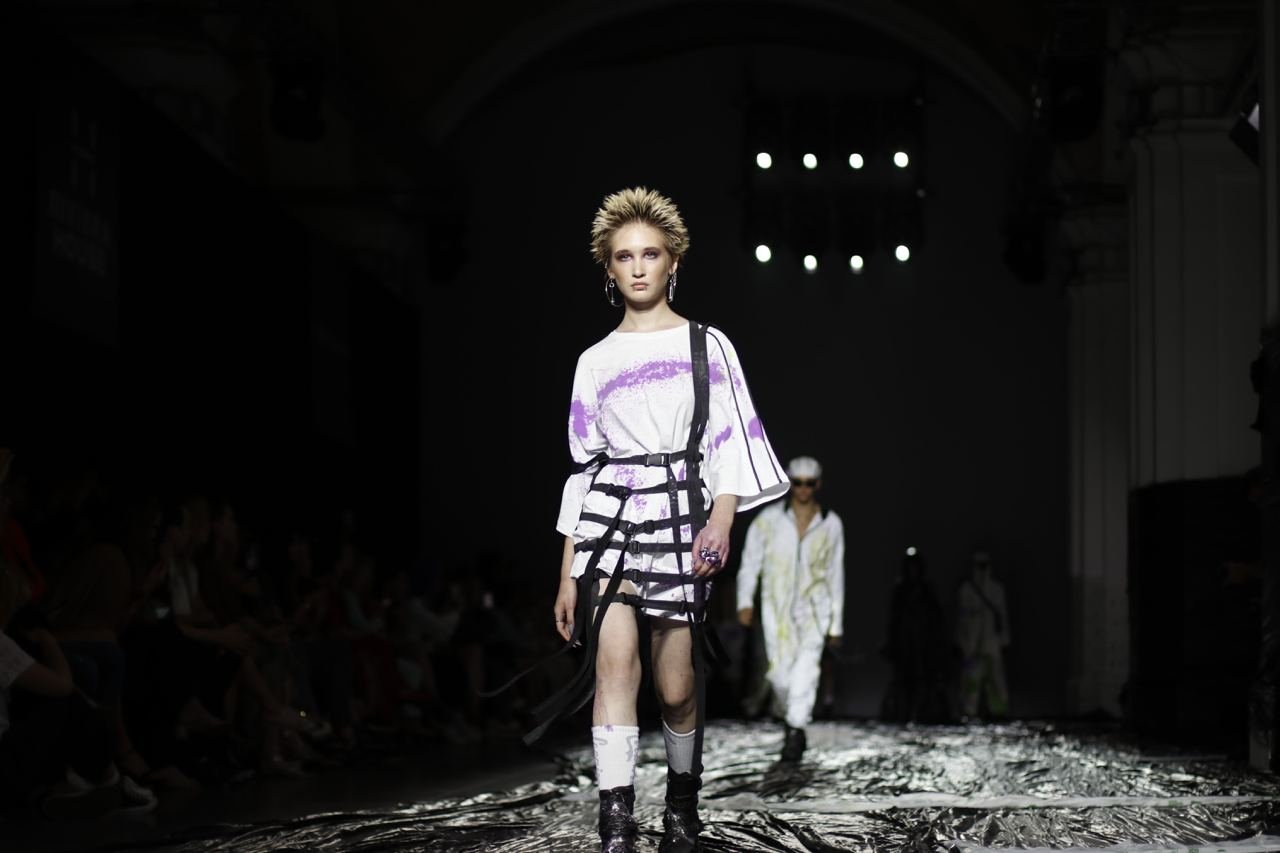 Почему модели Roussin были одеты в мусорные пакеты и как дизайнер создавала свою коллекцию во время показа 9