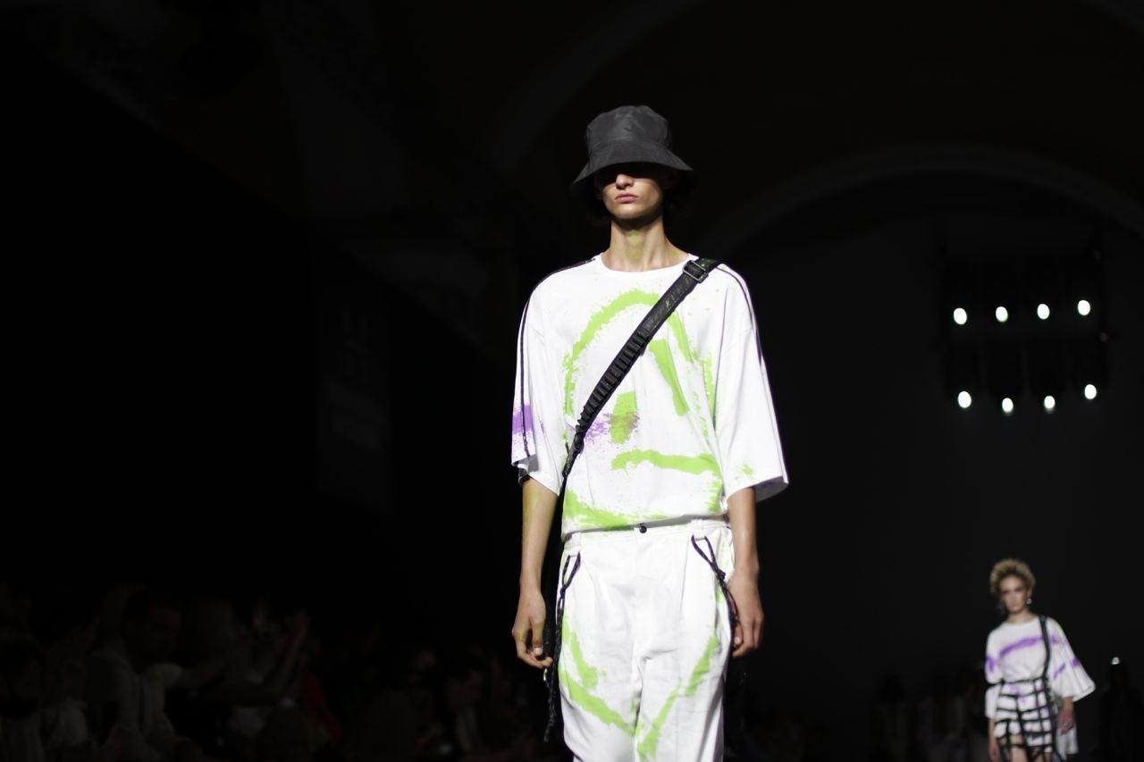 Почему модели Roussin были одеты в мусорные пакеты и как дизайнер создавала свою коллекцию во время показа 10