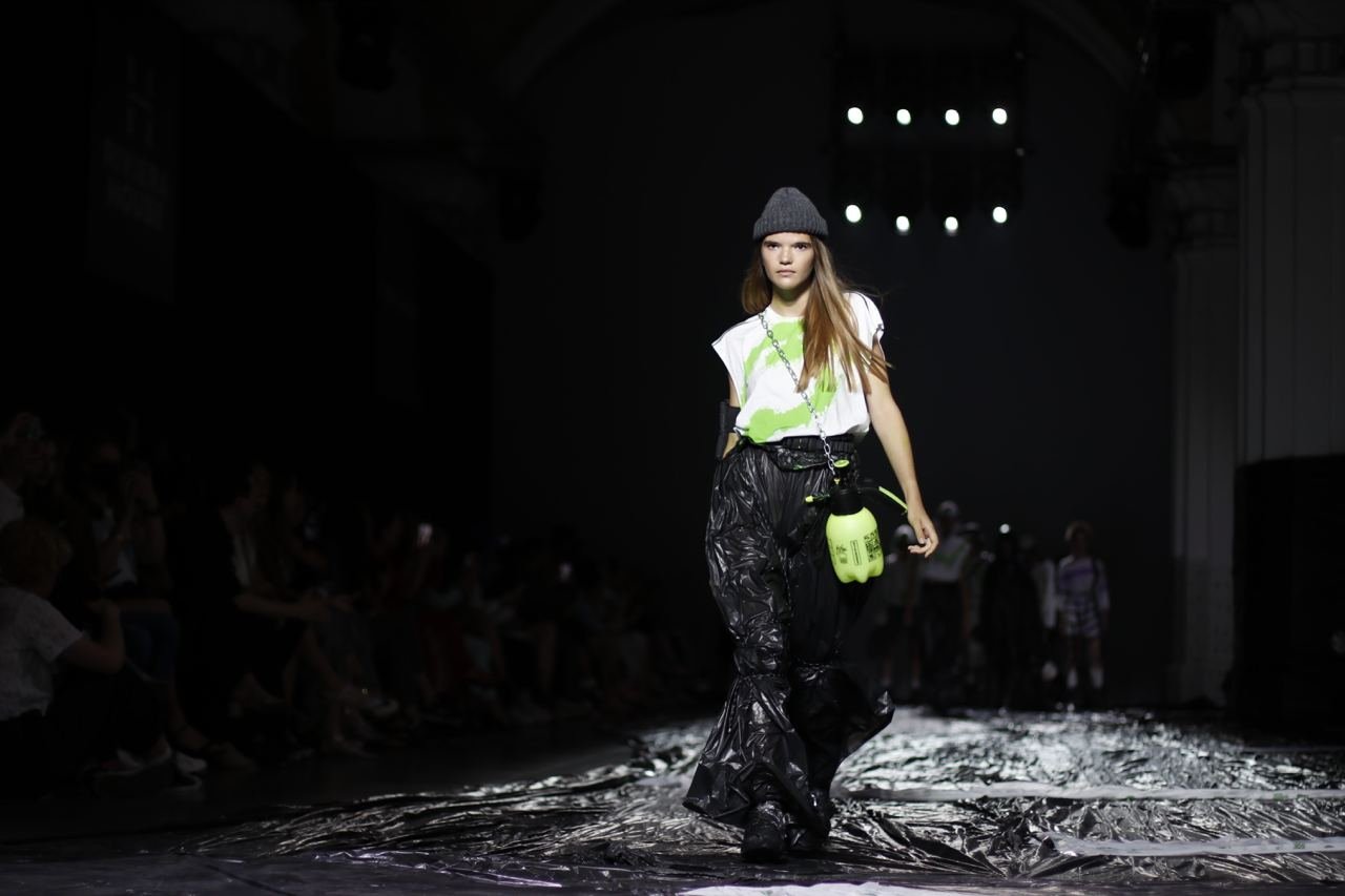 Почему модели Roussin были одеты в мусорные пакеты и как дизайнер создавала свою коллекцию во время показа 11