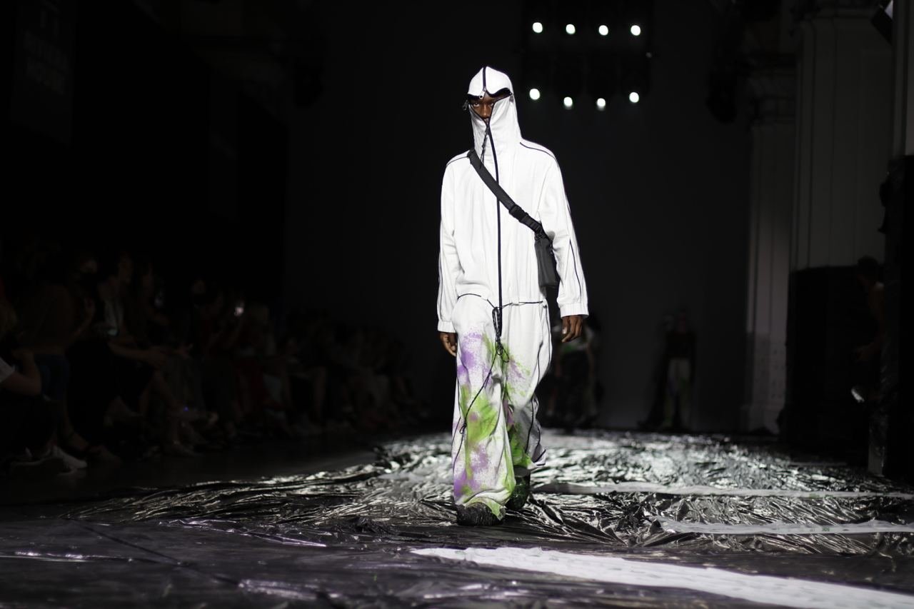 Почему модели Roussin были одеты в мусорные пакеты и как дизайнер создавала свою коллекцию во время показа 12