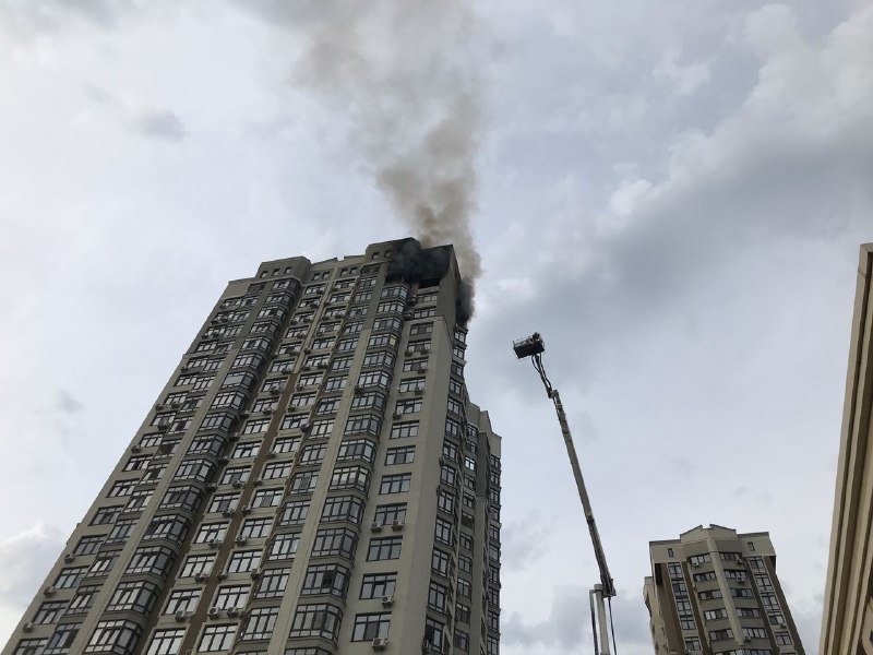 В Киеве в новом ЖК горит квартира на 24-м этаже: что там сейчас происходит 1